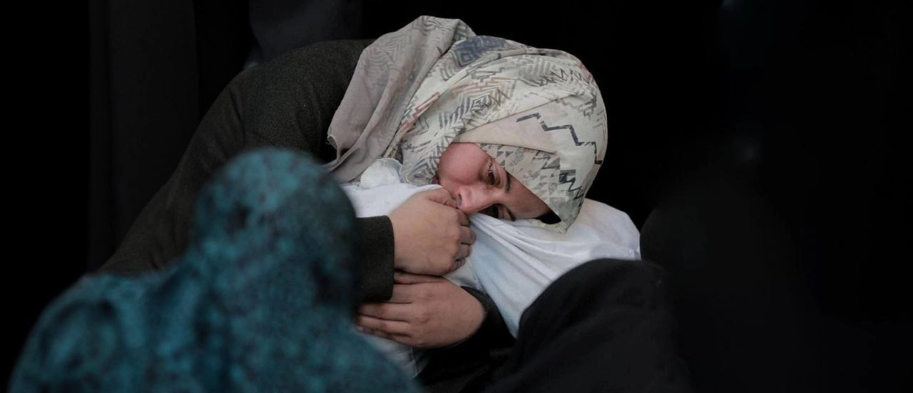 الأمهات في غزة كل يوم يفقدن أطفالهن.jpg